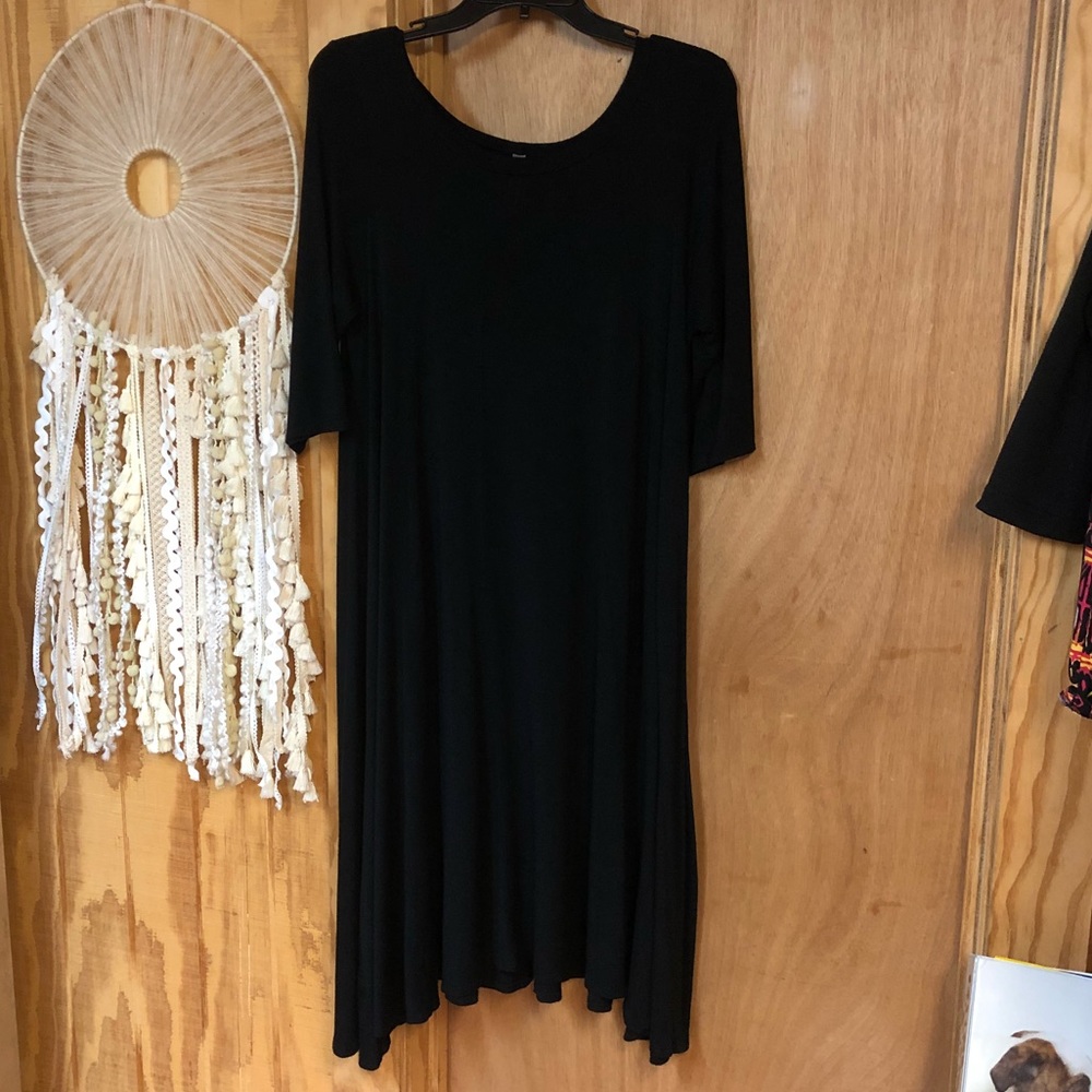 🔴🔴SOLD 🔴🔴3/4 length sleeve black swing dress
